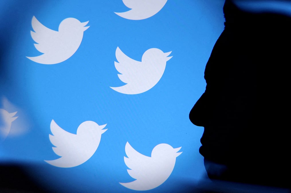 Illustration d'elon musk et du logo de twitter