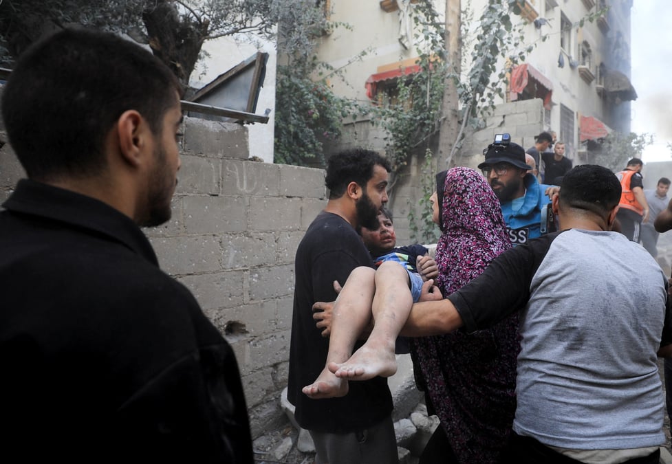 Des palestiniens tentent de sauver des personnes sur le site d'une frappe israelienne a gaza