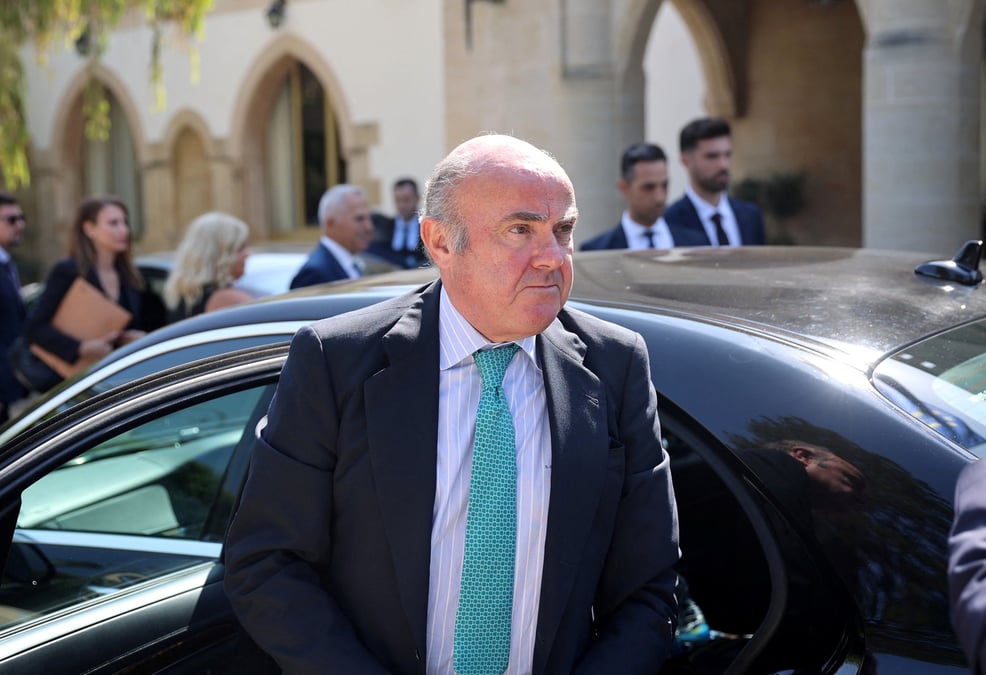 Le vice-president de la banque centrale europeenne (bce), luis de guindos, arrive au palais presidentiel pour une reunion avec le president chypriote nikos christodoulides a nicosie