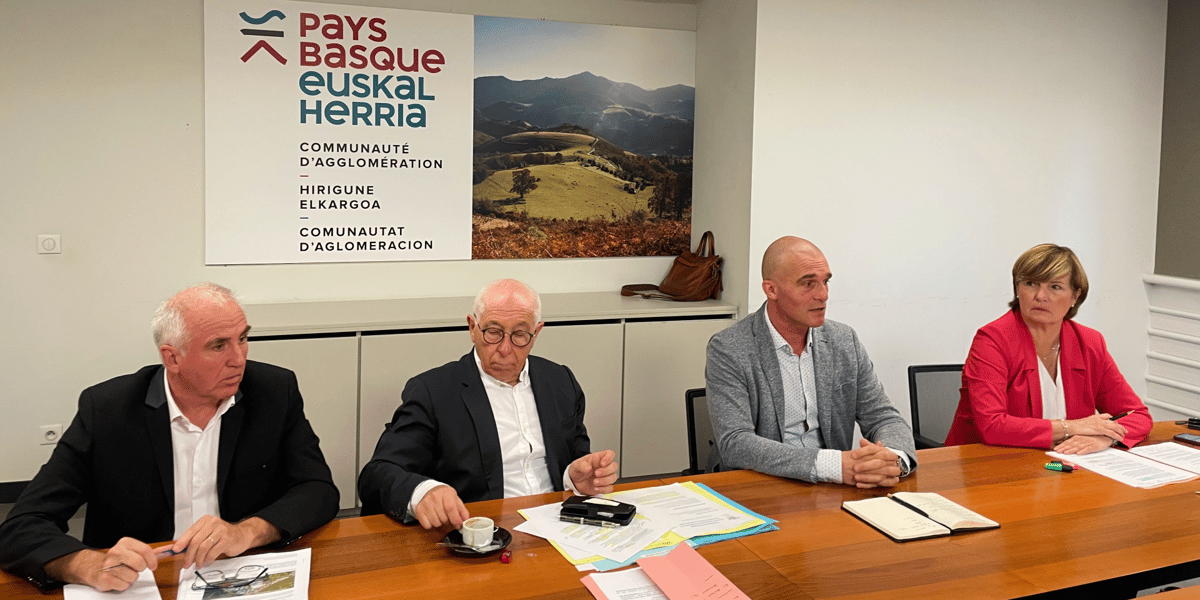 De gauche à droite : Alain Iriart, président du Centre européen de fret, Jean-René Etchegaray, président de la CAPB, Sébastien Bellart, DG d'Enovis France, et Sylvie Durruty, vice-présidente de la CAPB, ce lundi 9 septembre 2024.