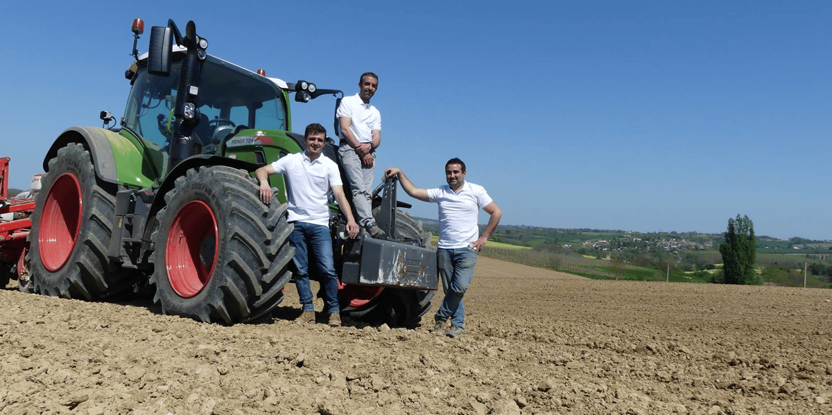 Les polos sont réalisés à partir de coton provenant de la plantation familiale, dans le Gers et unique en France, d'une superficie de 14 hectares.