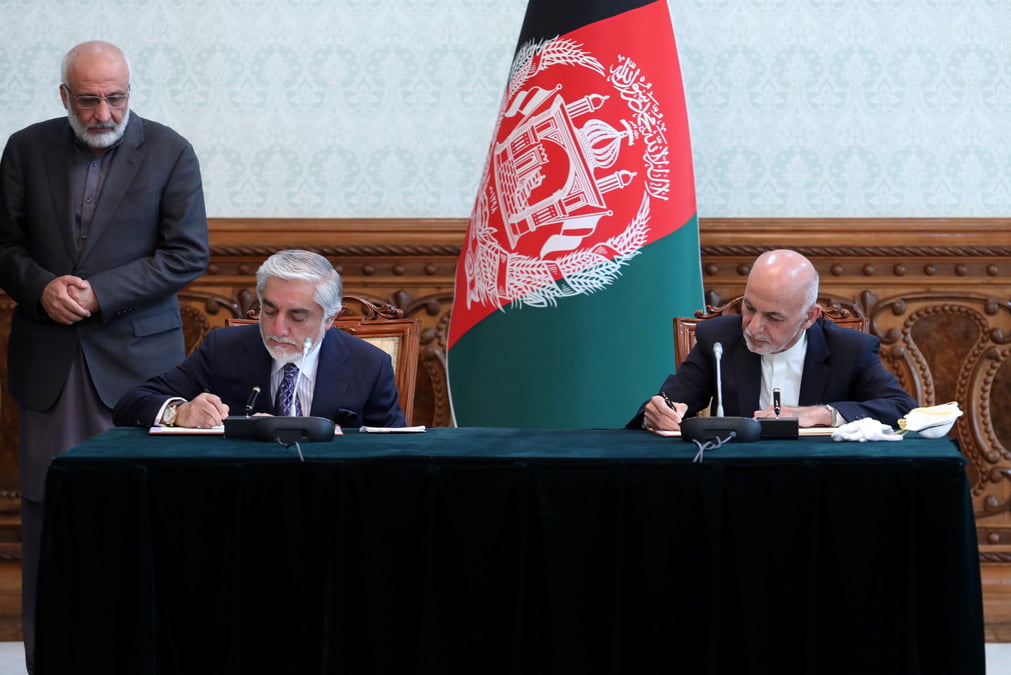 Le president afghan va partager le pouvoir avec son rival