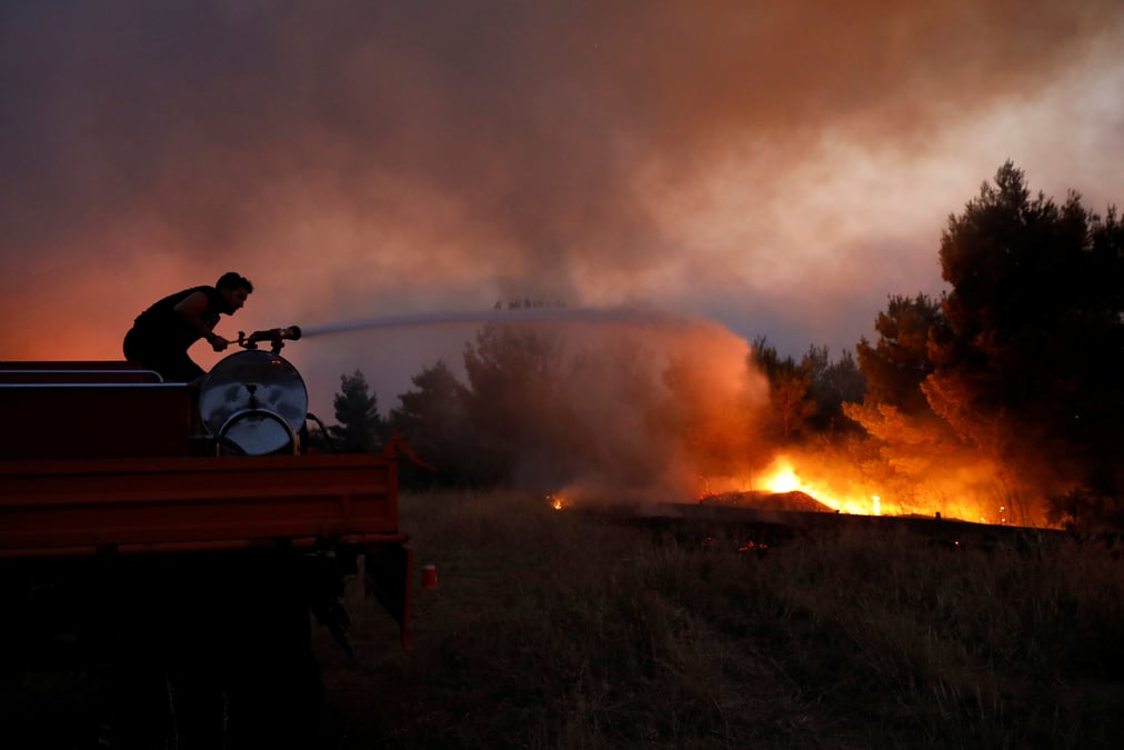 La peripherie d'athenes en alerte face a des incendies ravageurs
