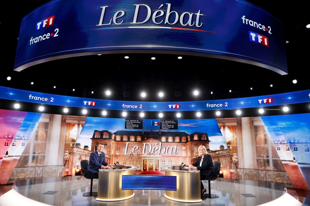 Macron accuse marine le pen d'etre a la solde du pouvoir russe