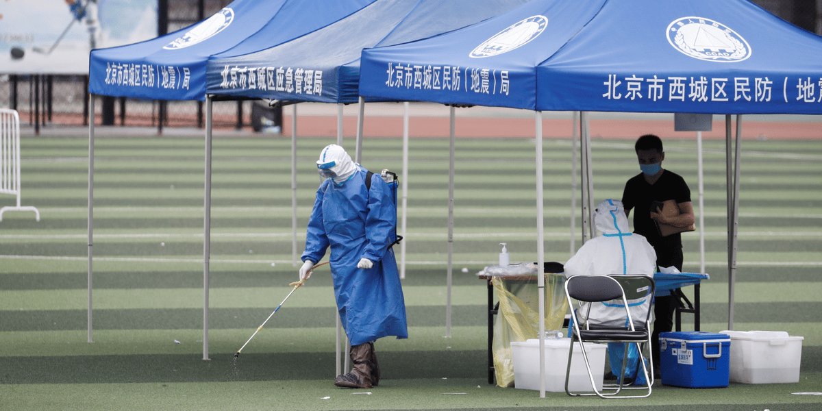 Pékin, Chine, coronavirus : un homme en tenue de protection diffuse du désinfectant au Guangan Sport Center