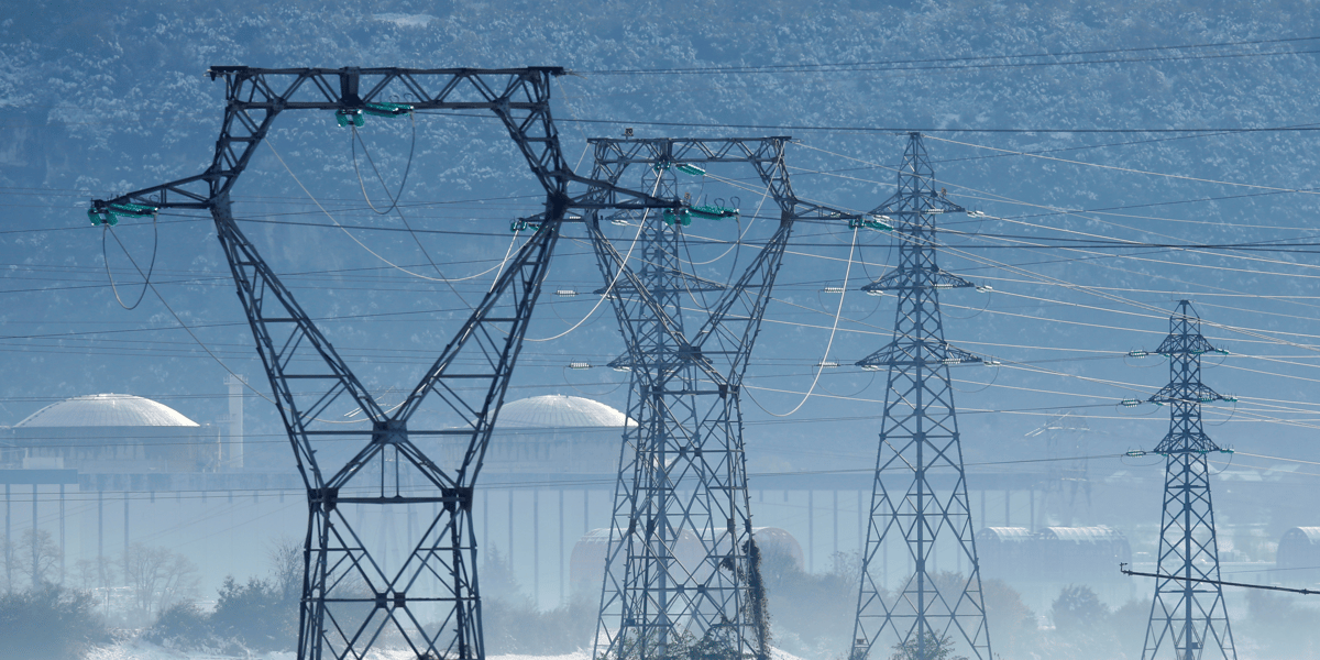 centrale nucléaire, Saint-Vulbas, à 44 km à l'est de Lyon, hiver, pylones, EDF, RTE, électricité,
