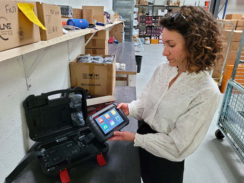 Alice Berton, co-fondatrice d'Icarsoft France montre la valise icarsoft à 250 euros, la plus vendue