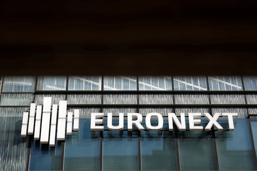 La bourse euronext est photographiee dans le quartier d'affaires de la defense a paris, en france