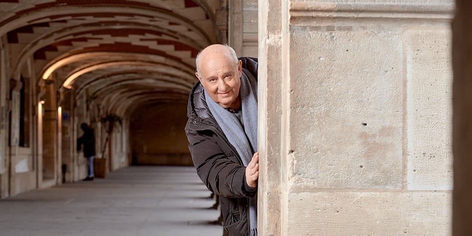 Michel Jonasz, à Paris, sous les arcades de la place des Vosges, dans le quartier du Marais, le 6 février.