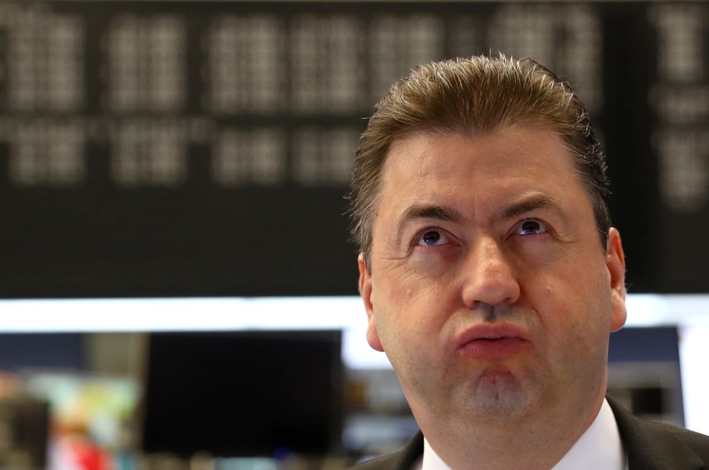 Un trader travaille a la bourse de francfort