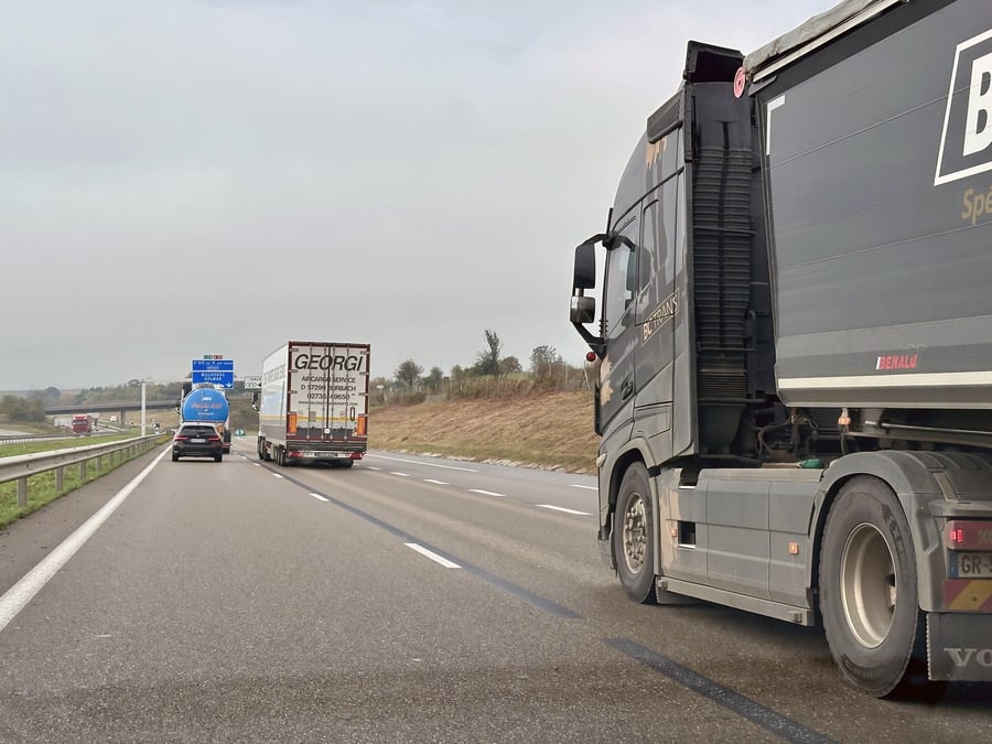 Les routes nationales représentent 1,1 % du linéaire national (hors autoroutes concédées), mais près de 19 % du trafic. Ici, l'autoroute A35 (traversant l'Alsace du nord au sud), non concédée.