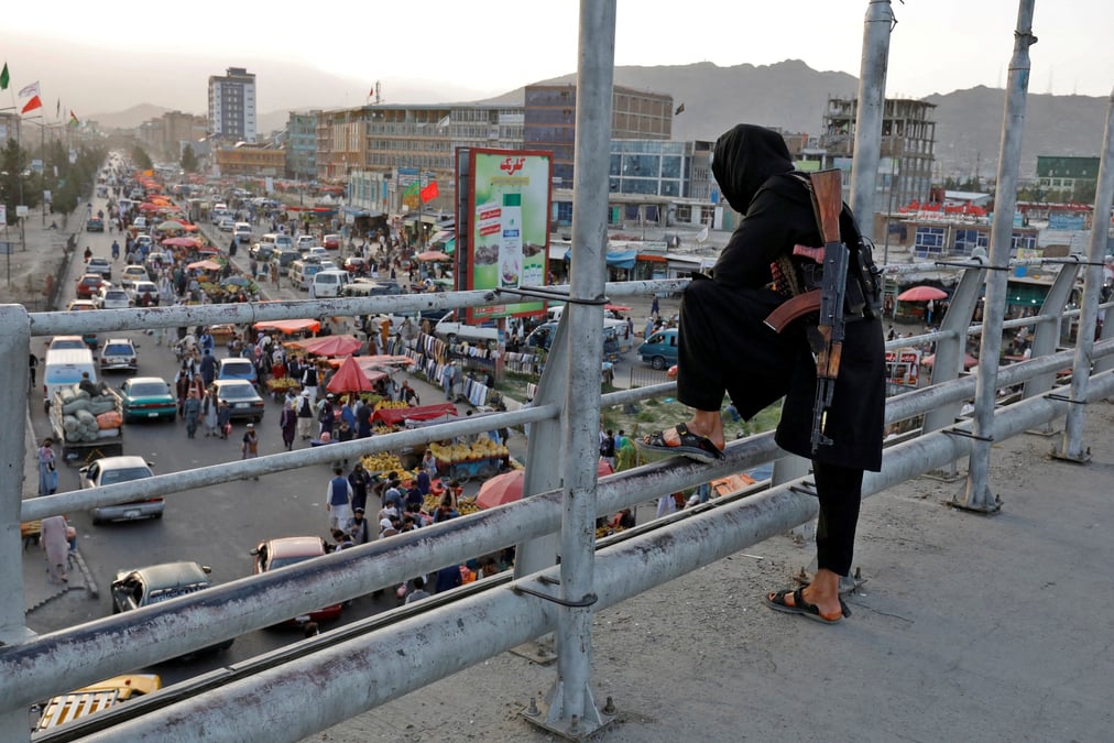 Un combattant taliban montant la garde sur un pont