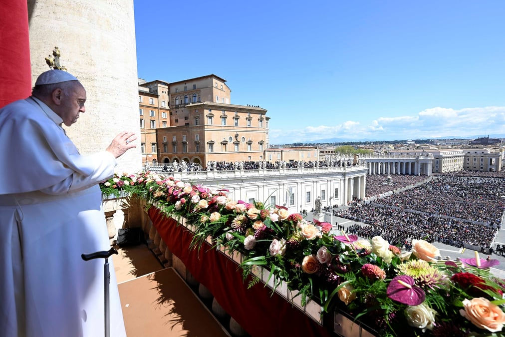 Photo du pape francois, qui prononcait dimanche sa benediction solennelle "urbi et orbi" place saint-pierre a rome