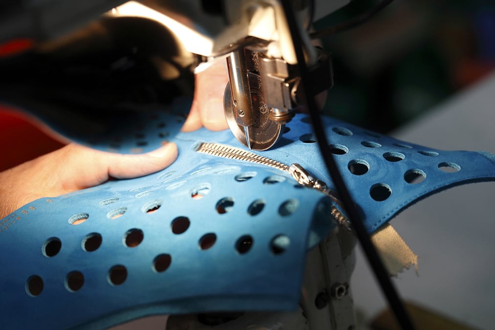 Chaque paire de chaussures Arche nécessite entre 120 et 150 opérations manuelles. Un savoir-savoir que le fabricant s’efforce de transmettre et de renouveler notamment via les formations mises en oeuvre par la région Centre-Val de Loire.