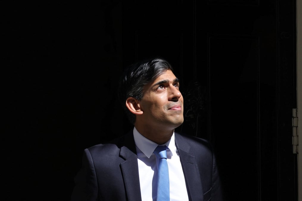 Rishi sunak devant downing street a londres