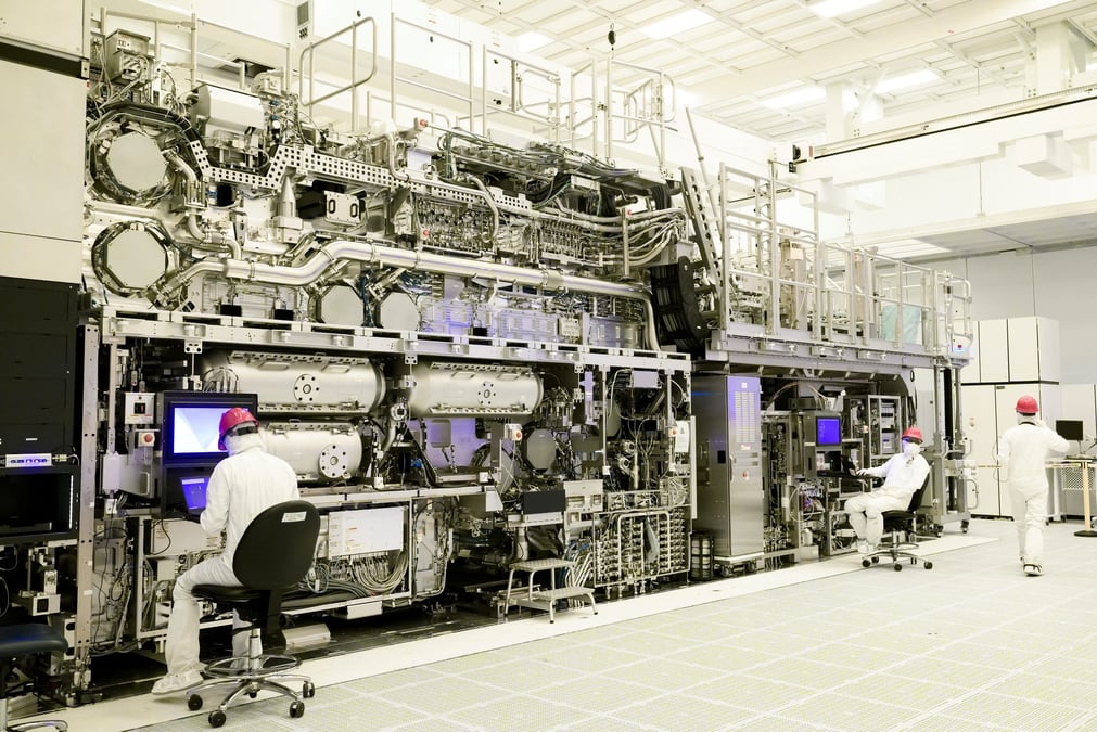 Des travailleurs sont vus devant un systeme de lithographie "high na euv" dans une installation d'intel a hillsboro, oregon