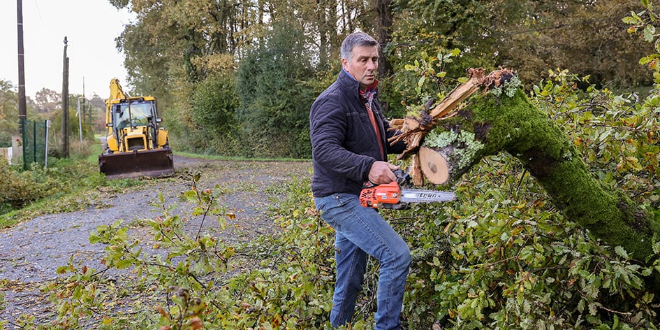 Pascal Modet, maire de Baurech (Gironde), déblaie les routes de sa commune à la suite du passage de la tempête Domingos, le 5 novembre.