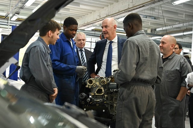 Le ministre de l'Industrie Roland Lescure lors de la visite d'une école de formation à Montreuil en octobre 2023.