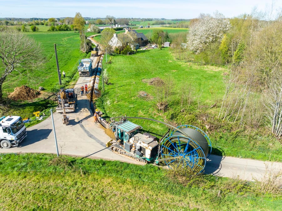 Le chantier du raccordement gaz de la vallée de la Tarentaise (Savoie) impliquerait plusieurs mois de travaux, principalement sur le domaine public. Avec les machines servant à la dépose des conduites de gaz naturel (utilisées ici sur un chantier en Bretagne), près de 1.000 mètres de canalisations pourraient être posés en une journée.