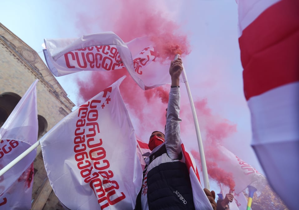 L'opposition georgienne conteste dans la rue le resultat des legislatives