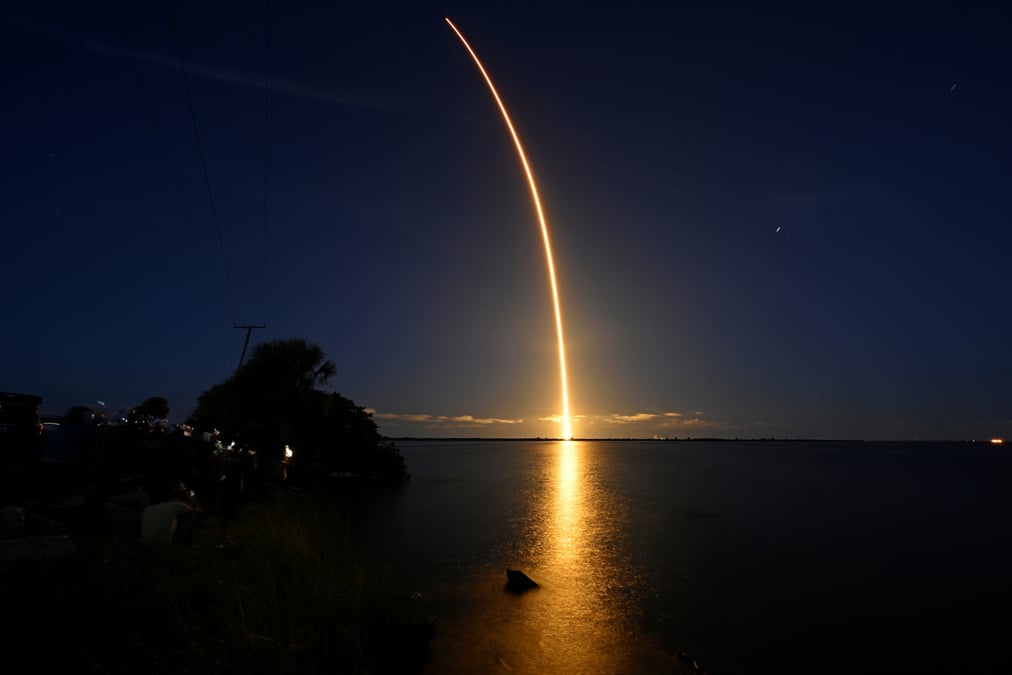 La fusee spacex avec a son bord le premier equipage civil a decolle