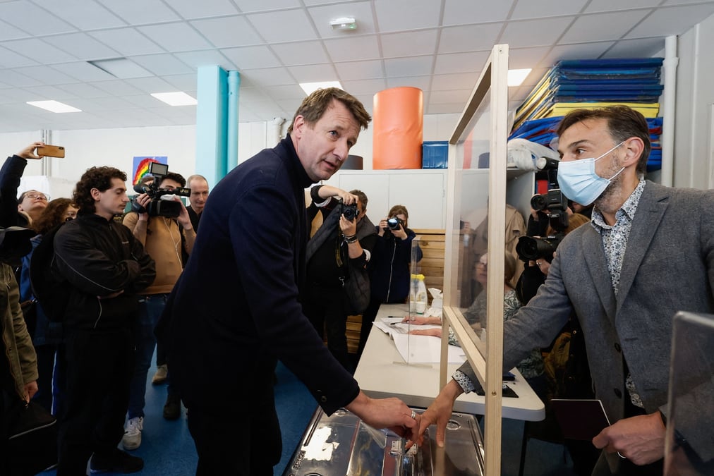 France 2022: jadot (eelv) appelle a voter macron au second tour le 24 avril