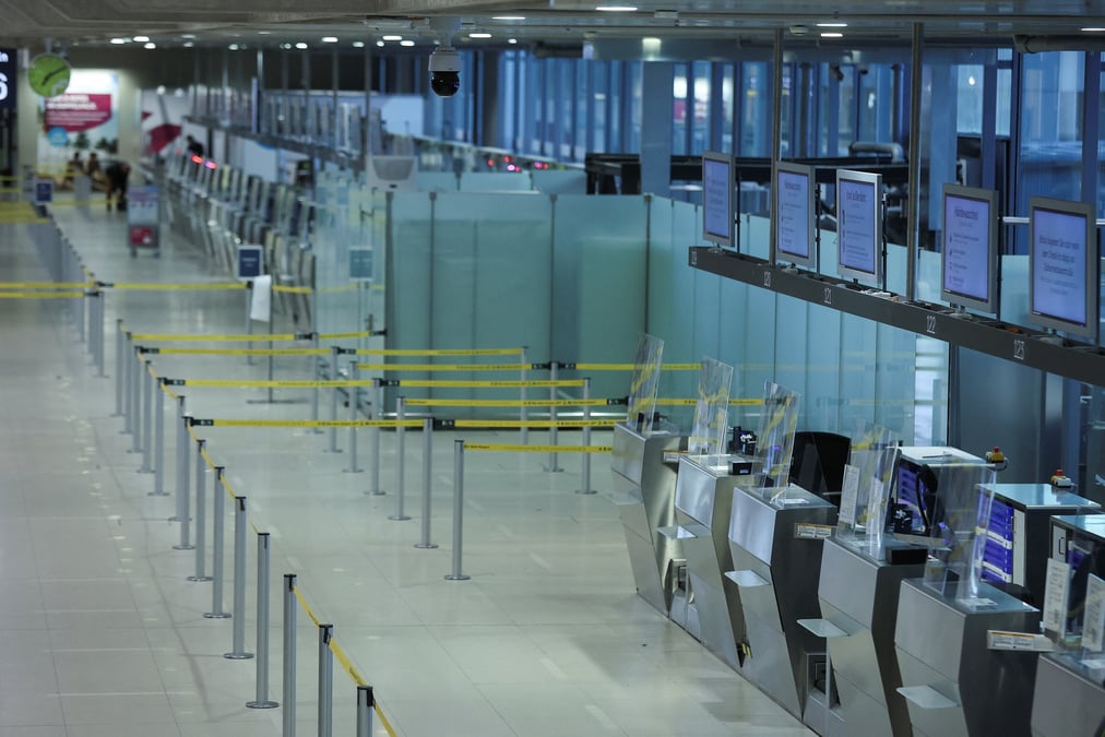 Des employees se mettent en greve a l'aeroport de cologne bonn. /photo prise le 27 fevrier/reuters/thilo schmuelgen