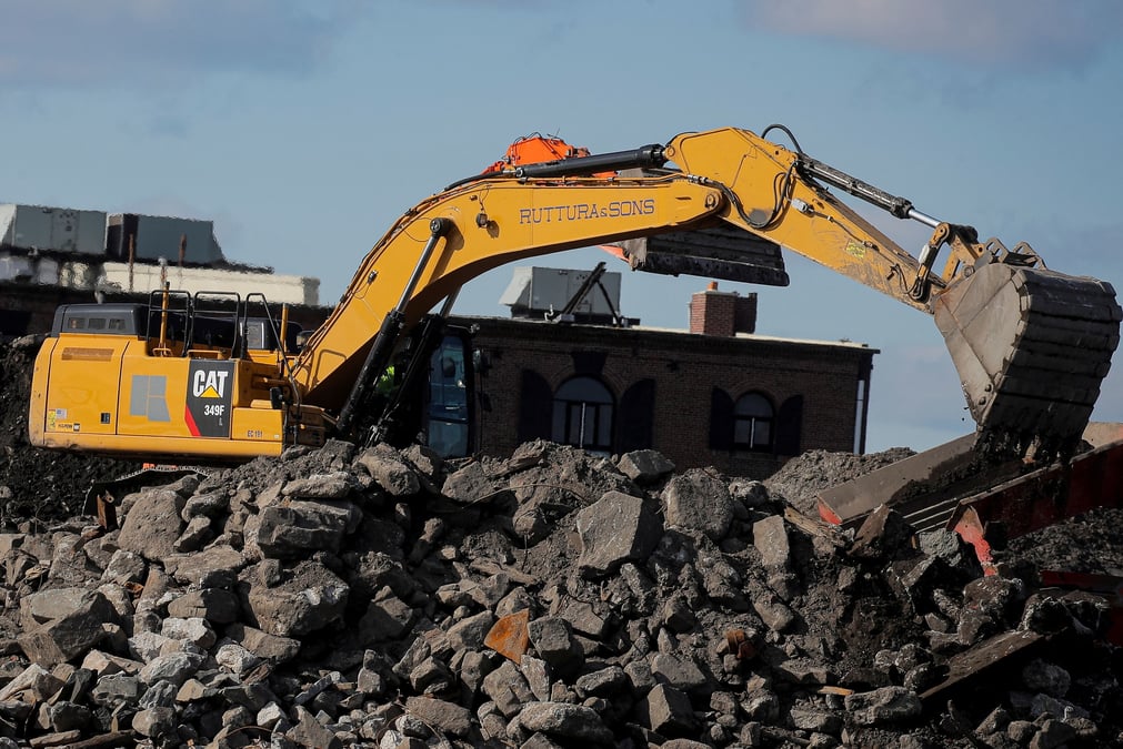 Une pelleteuse caterpillar sur un chantier de construction pres du port de new york