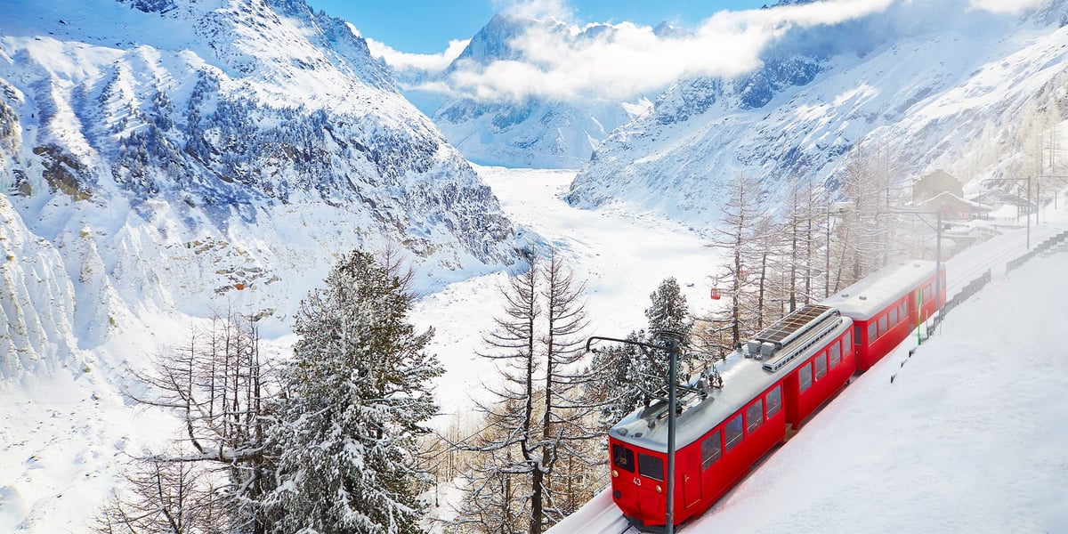 Le train mythique qui surplombe la mer de Glace