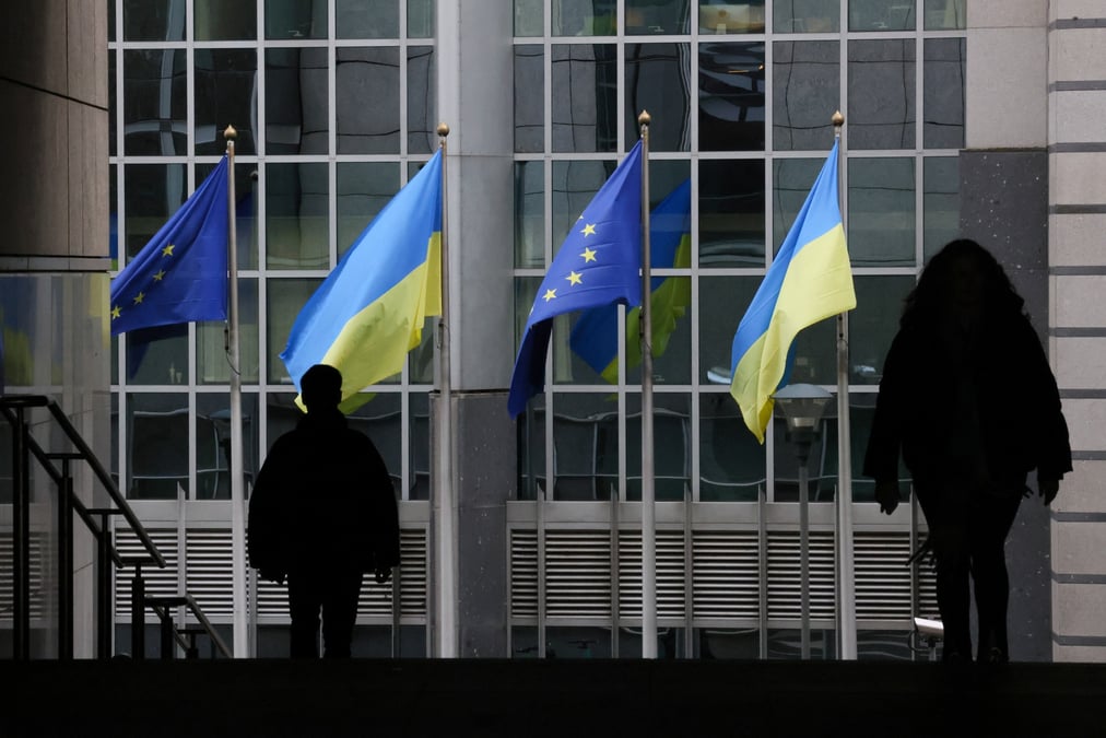 Photo d'archives: les drapeaux de l'ukraine flottent devant le batiment du parlement europeen