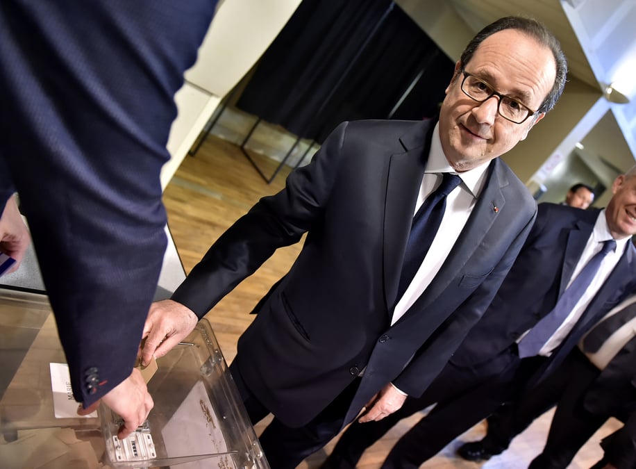 Hollande a felicite macron et s'exprimera bientot