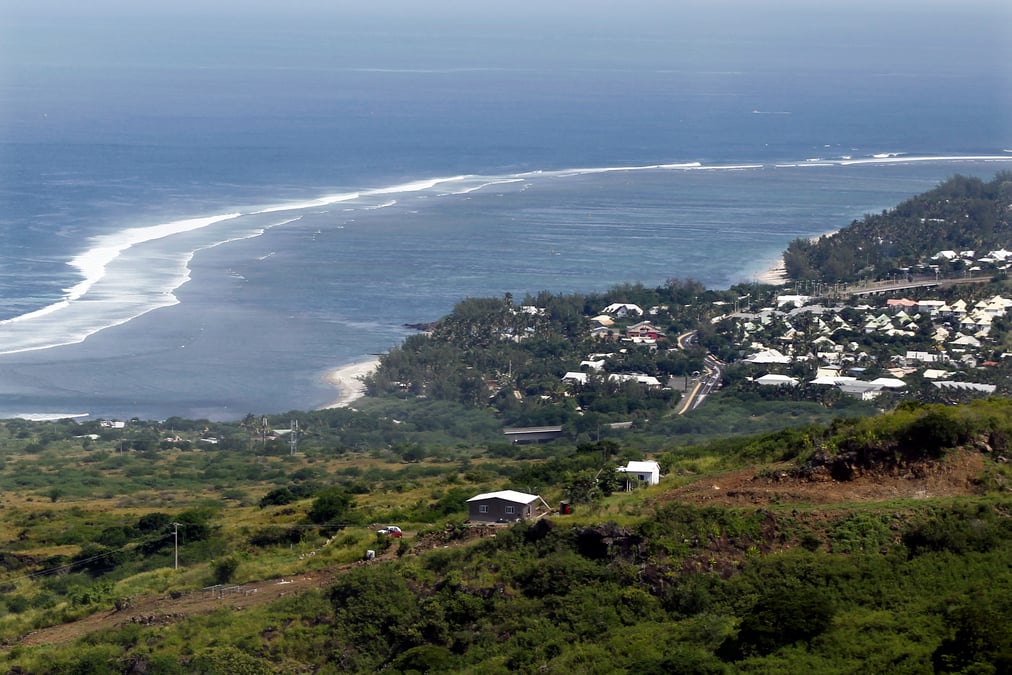 Pas de sortie de crise a la reunion, couvre-feu prolonge