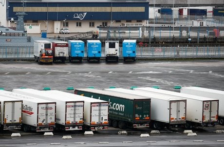 Coronavirus: grande-bretagne et france assouplissent les exigences de tests pour les camions