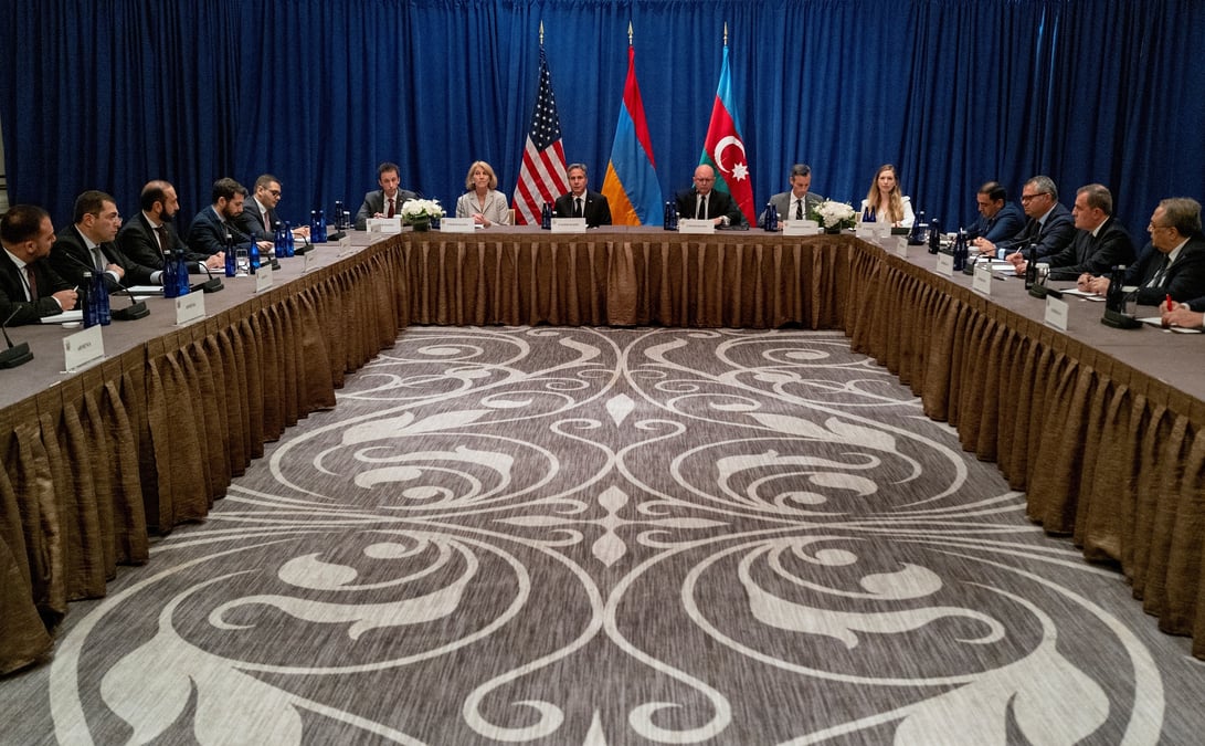 Le secretaire d'etat americain antony blinken rencontre une delegation armenienne comprenant le ministre des affaires etrangeres ararat mirzoyan, et une delegation azerbaidjanaise comprenant le ministre des affaires etrangeres jeyhun bayramov
