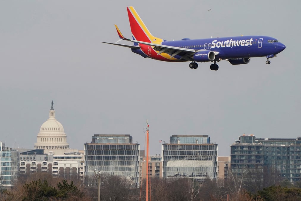 Un avion de southwest airlines survolant le capitole