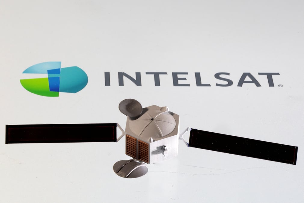 Un satellite et le logo intelsat