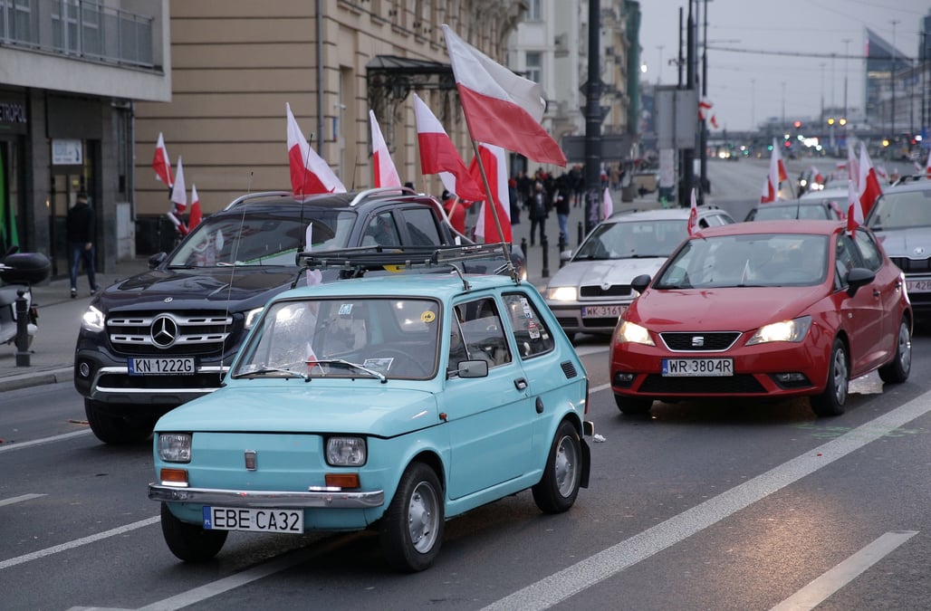 Photo de voitures circulant avec des drapeaux polonais lors de la fete nationale de l'independance a varsovie