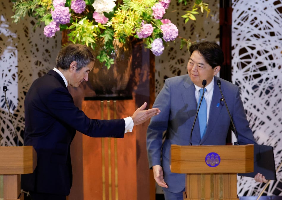 Rafael grossi et yoshimasa hayashi lors d'une conference de presse a tokyo