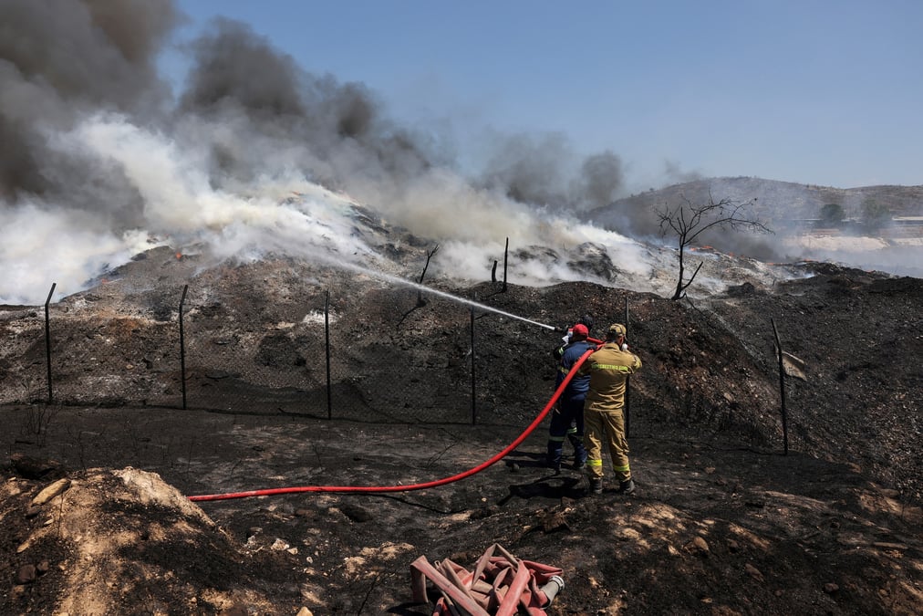 Un incendie brule dans le centre de la grece