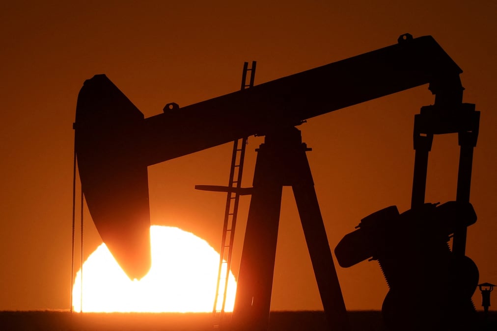 Un chevalet de pompage d'ipc petroleum france au coucher du soleil a soudron