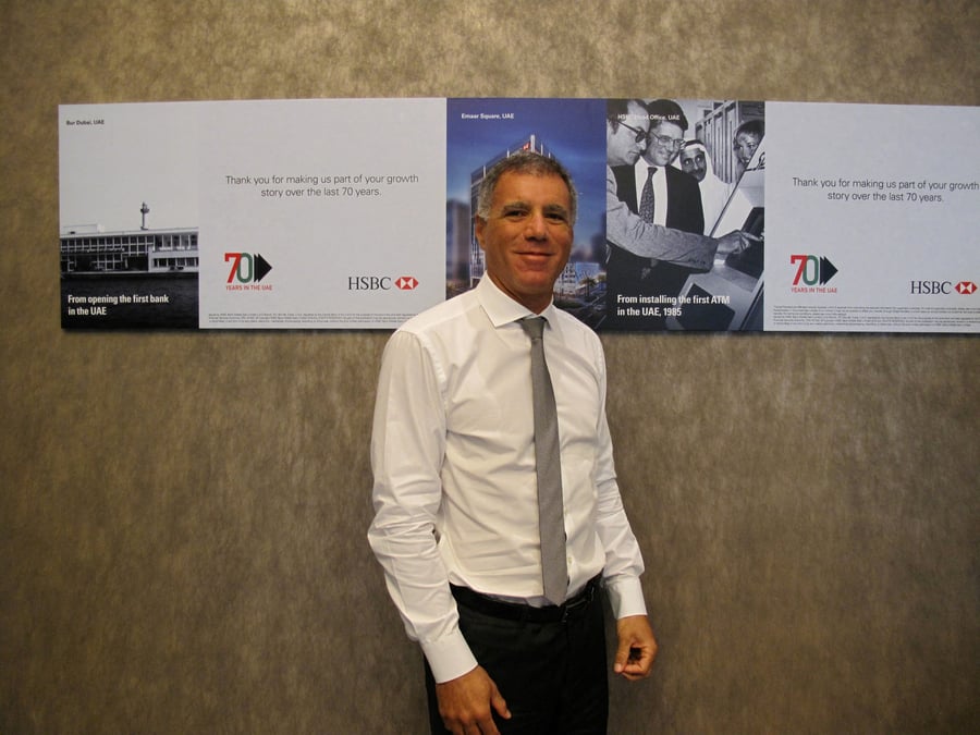 Georges elhedery pose pour une photo lors d'une interview avec reuters a dubai