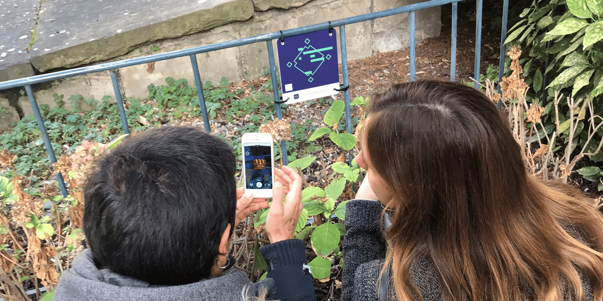 Augmenteo utilise des balises pour insérer de la réalité augmentée dans ses jeux de piste.