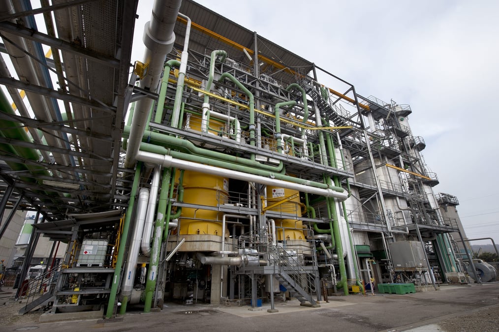 L'unité de fabrication de PVC de Kem One à Balan (Ain), classé seuil haut Seveso, a modifié sa colonne de stripping (à droite) en 2023 pour réduire la consommation d’eau.