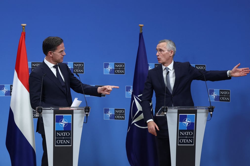Le premier ministre néerlandais Mark Rutte et le secrétaire général de l'OTAN Jens Stoltenberg, le 17 avril 2024.