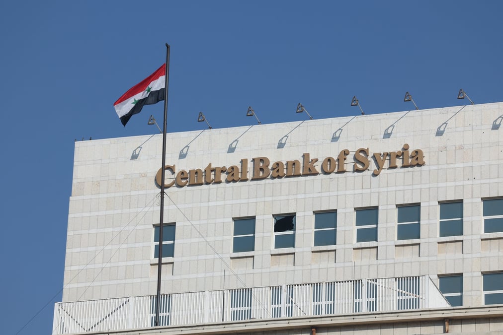 Un drapeau syrien flotte sur la banque centrale syrienne a damas