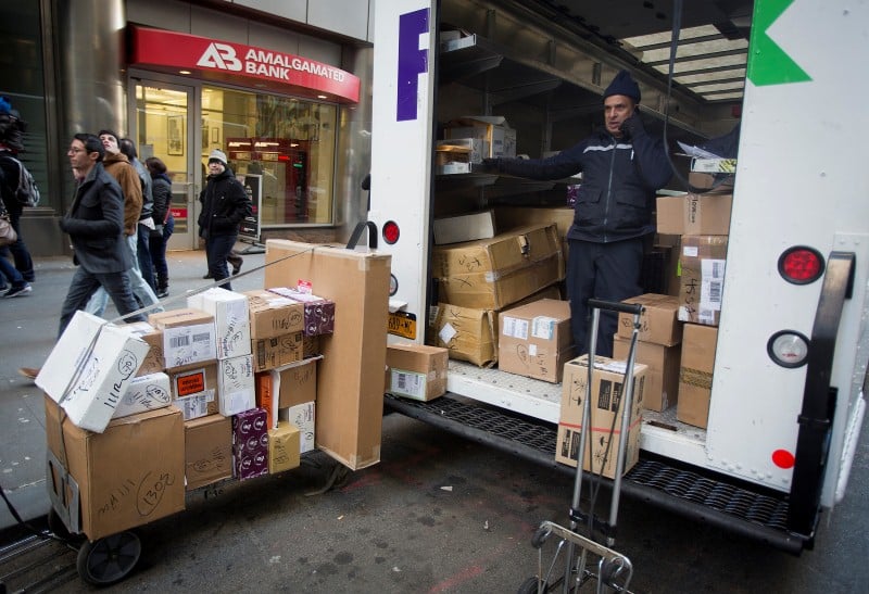 Les résultats de FedEx plombés par le froid, le titre recule