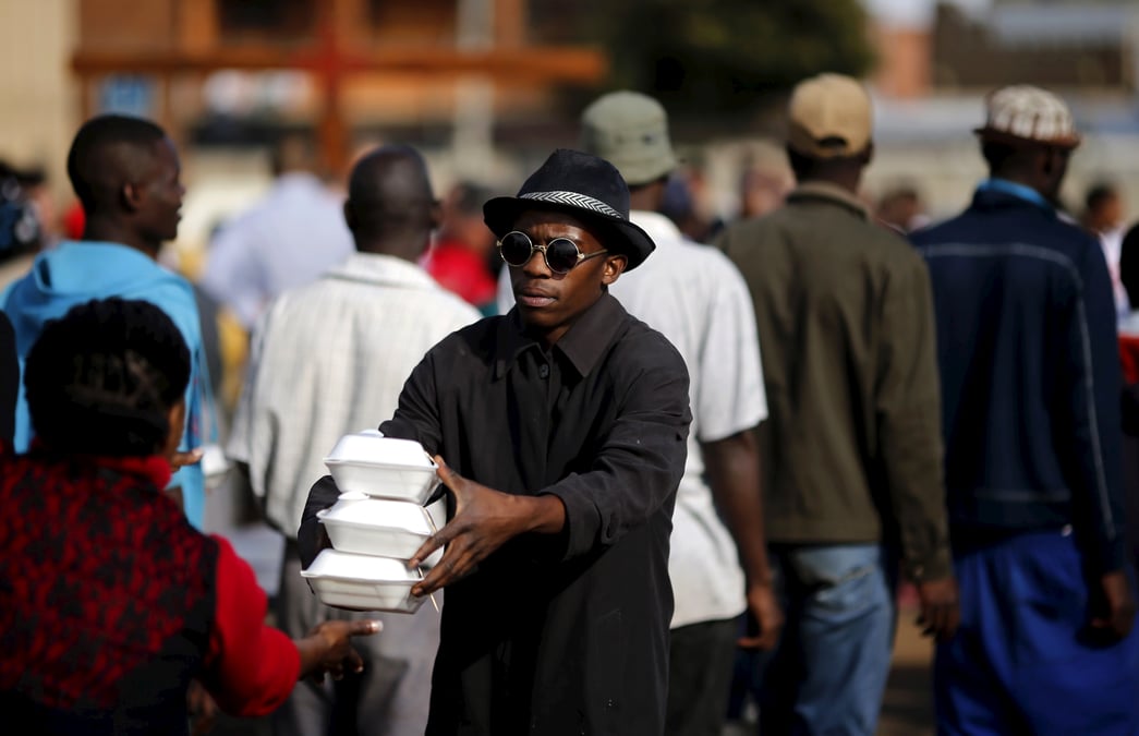 En afrique du sud, jacob zuma annule un voyage d'etat et rend visite a des immigres