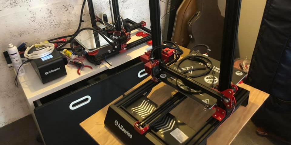 Des imprimantes 3D utilisées par le groupe de volontaires "3D Makers 33" pour fabriquer des visières de protection pendant le confinement.