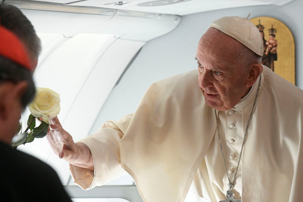 Le pape francois a bord d'un avion avant son depart de noursoultan