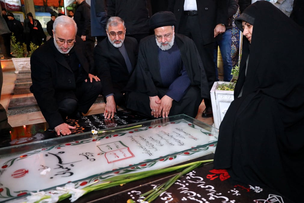 Photo du president iranien ebrahim raissi visite la tombe du commandant militaire iranien, le general qassem soleimani